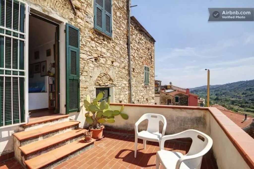 A Romantic Place On The Hills Looking On The Sea Apartment Isolalunga
